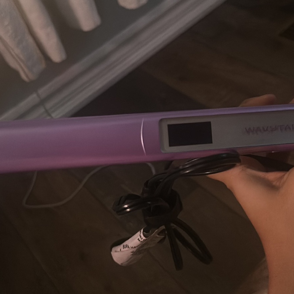 Wavy talk straightener